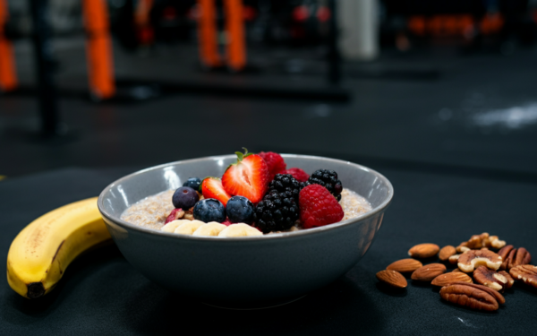 Nutrição HYROX 2026: O Guia Definitivo Pré-Prova